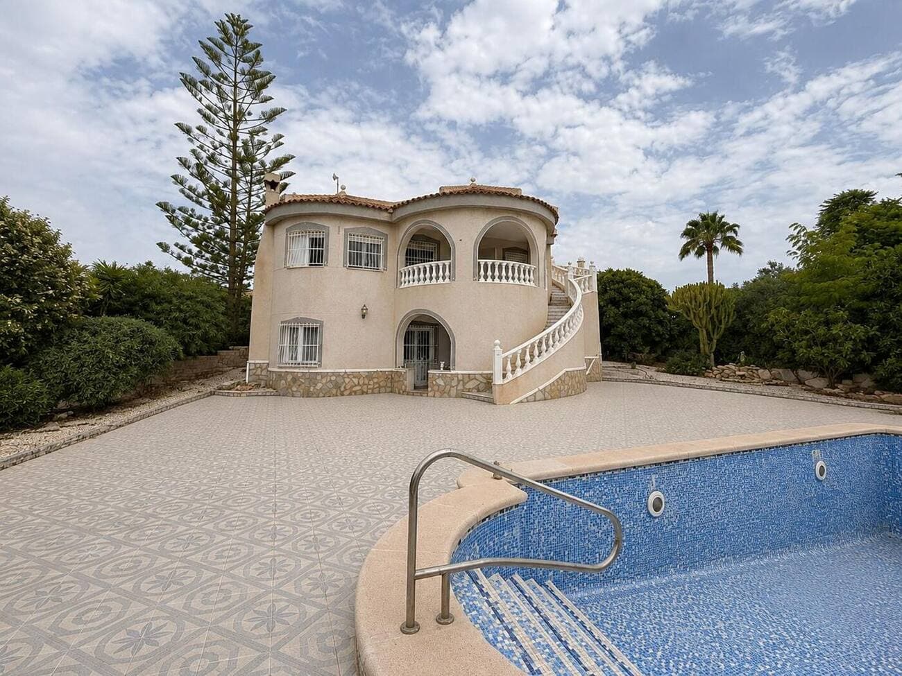 South façade and pool, seen from the garden