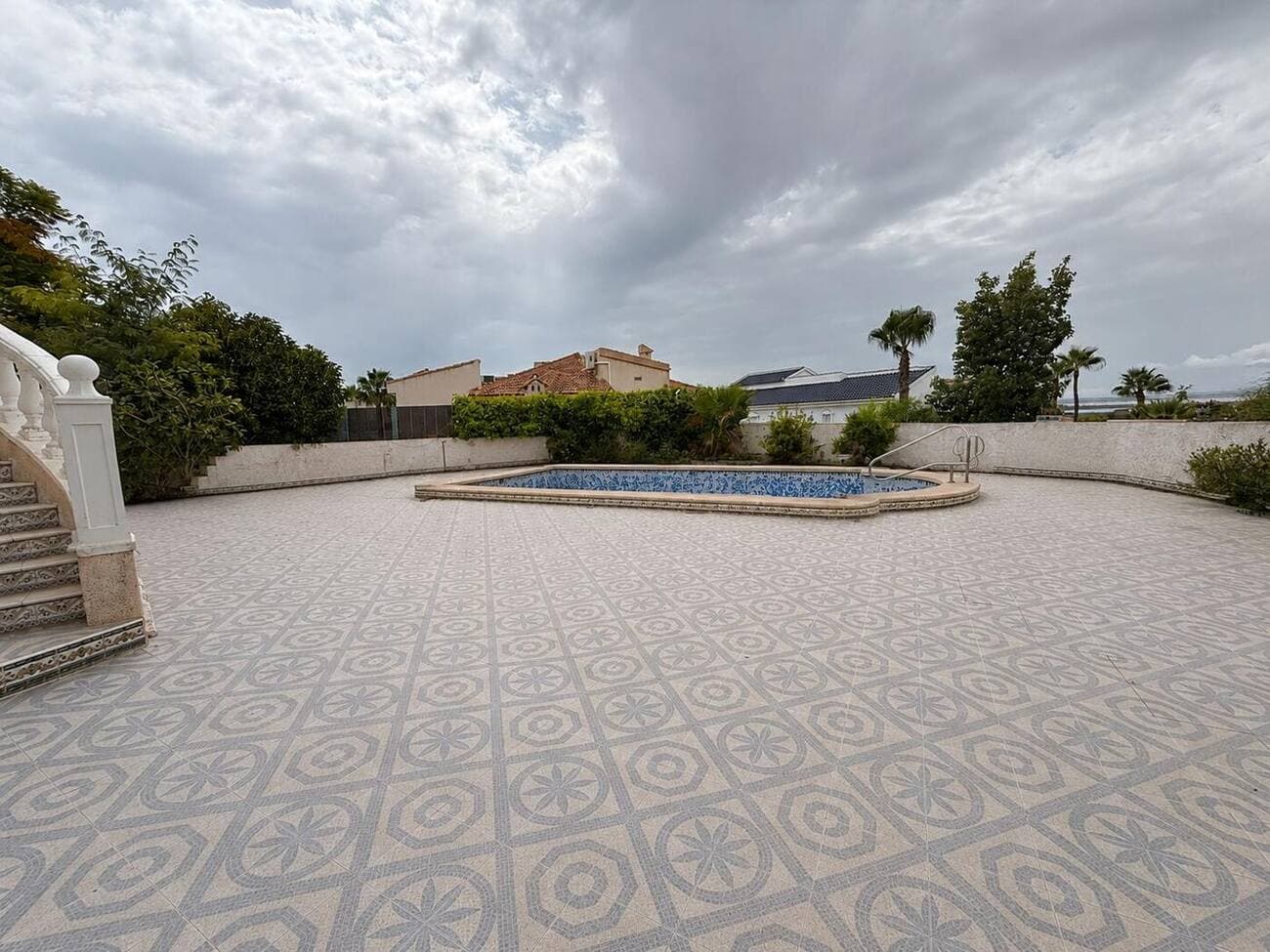 Perimeter terrace across the 800 m² plot